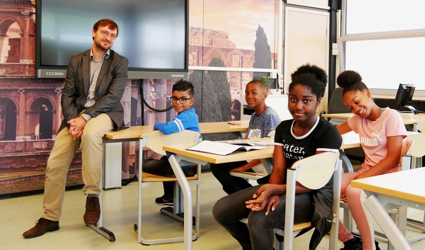 Gymnasiumklas met de rector.