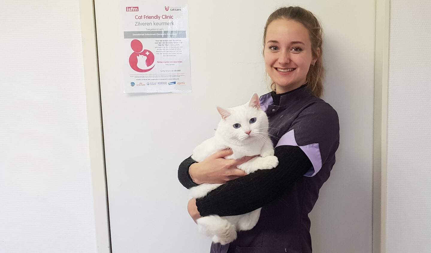 Cat Friendly Ambassadeur en dierenartsassistente Sara van Dierenkliniek Kattenbroek