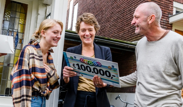 <p>De winnaars nemen hun prijs in ontvangst.</p>