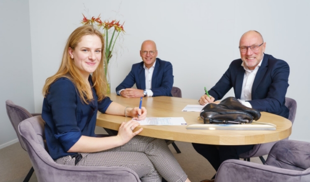 Marit van Beijnum en Hans Koopman ondertekenen het sponsorcontract