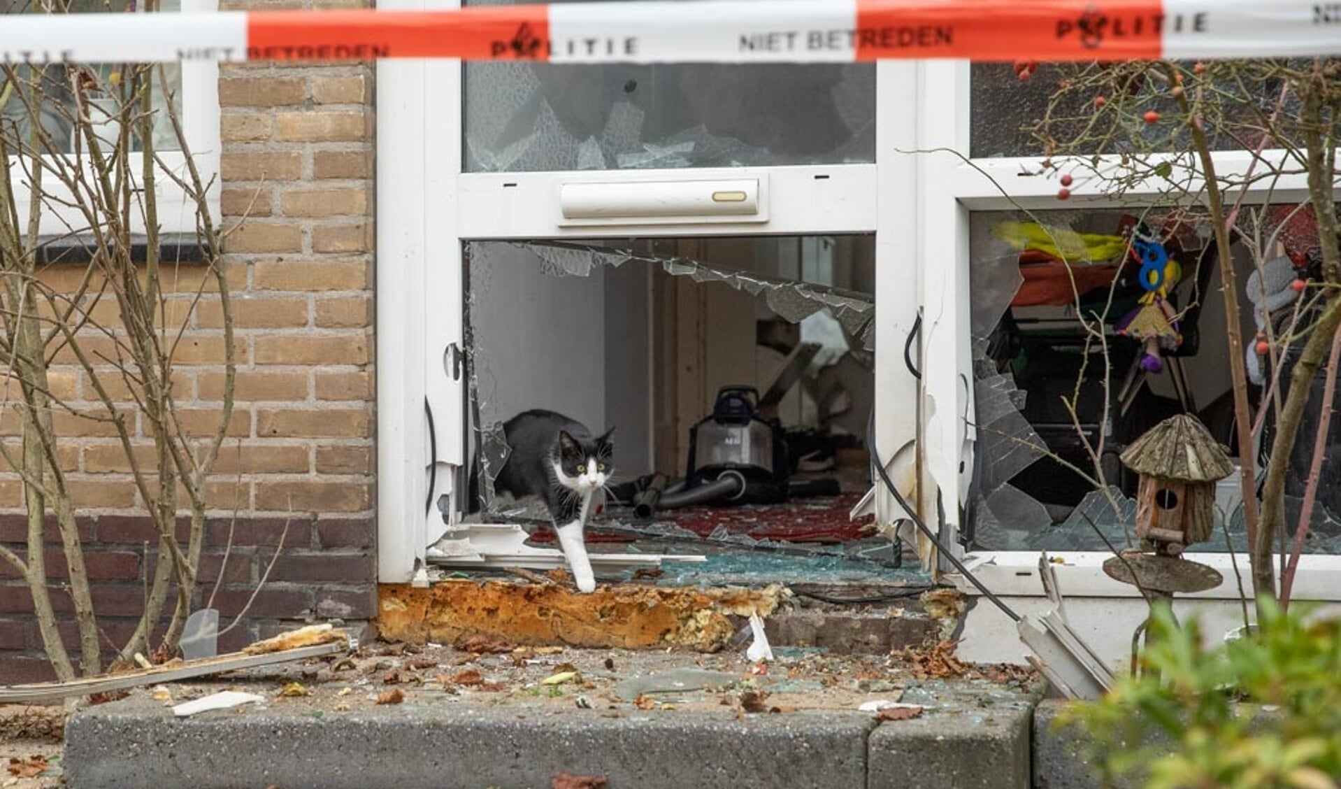 Politie onderzoek na explosie in de Weteringstraat. 