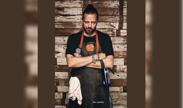 <p>Mix van verhalen, anekdotes, persoonlijk interactie en grappen.</p>
