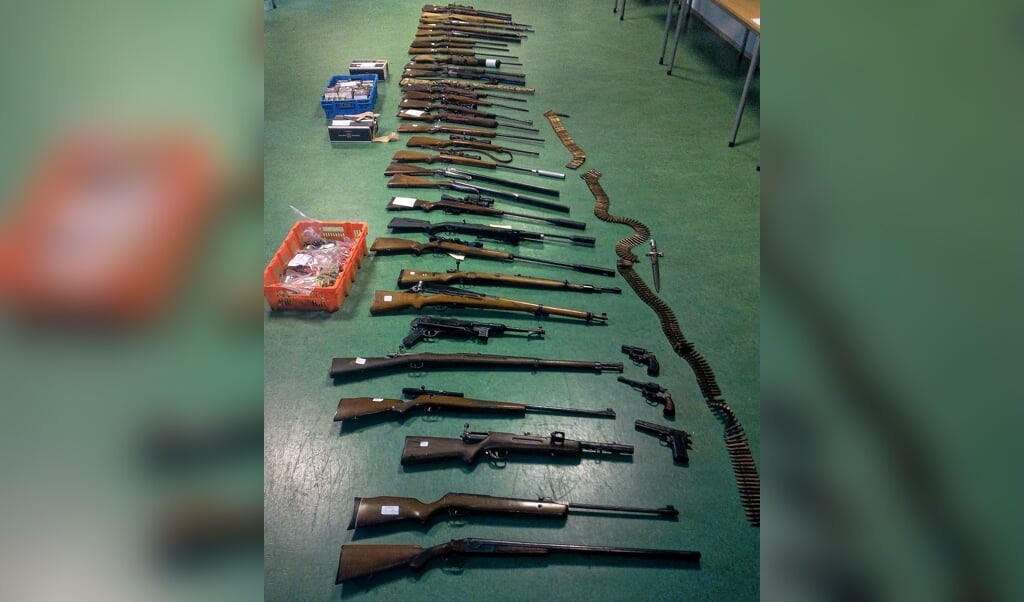 Een gedeelte van de in 2015 in beslag genomen wapens bij verdachten van de stroperijzaak.