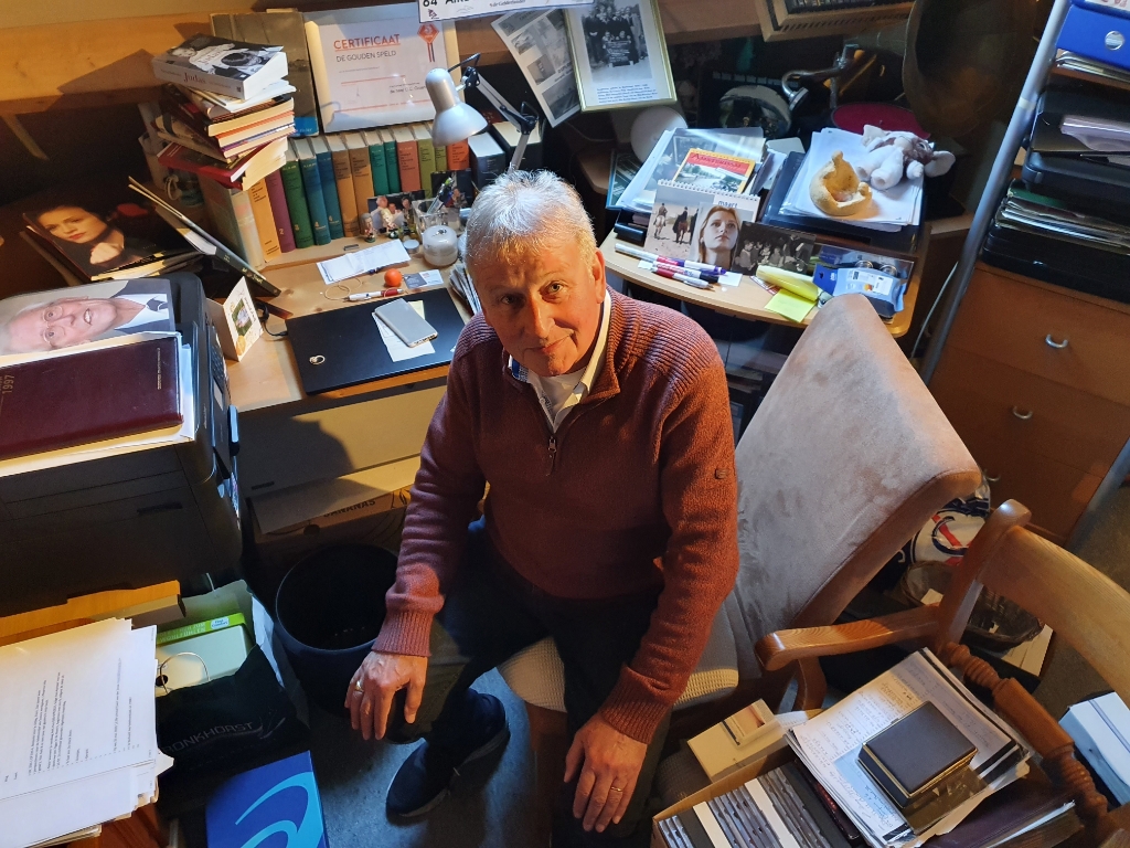 <p>Gerard Groenenberg in zijn 'museum'. ,,Dit is de zaak van mijn leven en ik zal die hoe dan ook oplossen."</p>