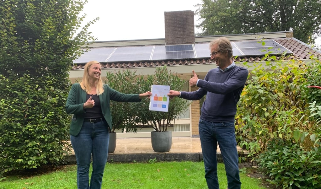 Anne Schipper van Pure Energie en Martijn de Loor van Heuvelrug Energie tekenden de intentieverklaring.