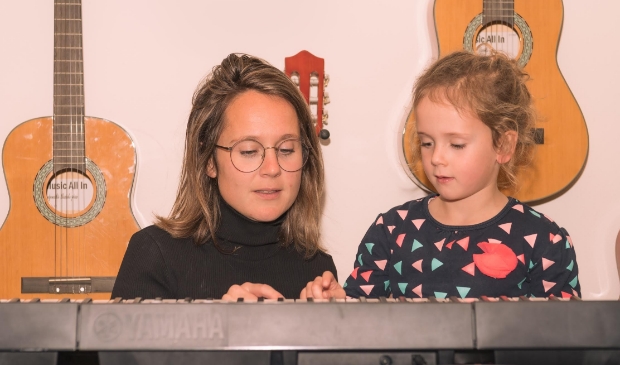 <p>Lisa ter Veen met Saar uit groep 2: “Via het concept ‘Kleutervriendjes’ wordt elke kleuter gekoppeld aan een leerling uit groep 8.“</p>