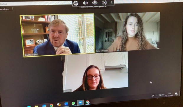 <p>Nena (18) en Lisanne (14) spreken koning Willem Alexander.</p>