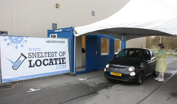 <p>Op het parkeerterrein bij Superfun worden de sneltesten vakkundig afgenomen. </p>