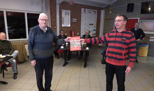 <p>Piet Konings (links) en voorzitter Jeroen Kars presenteren met trots het eerste jubileumboek KSV Fortissimo 75 jaar.</p>