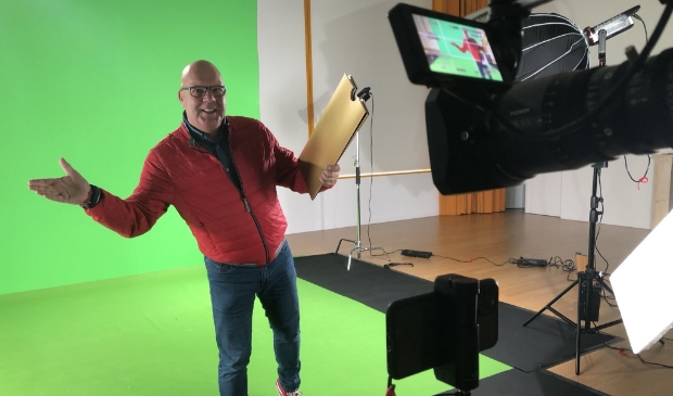 Postcode Loterij-ambassadeur Gaston Starreveld verrast winnaars middels een videogesprek.