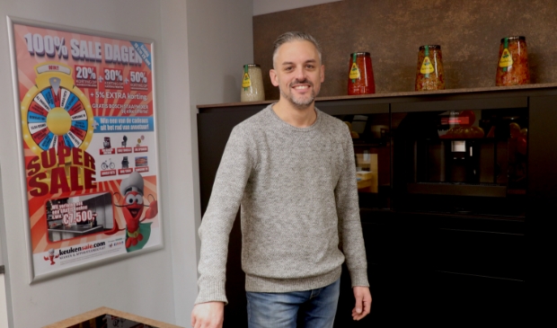 <p>Tim Rietveld van Keukensale Amersfoort is altijd op de hoogte van de laatste trends: ,,Er is veel vraag naar zwart, die kleur blijft in.”</p>