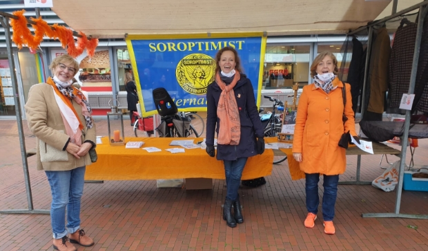 soroptimisten op de amstelveense markt met Stieneke Kruijer