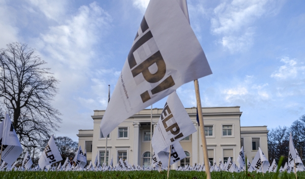 <p>4000 vlaggetjes prijkten vanmorgen op het grasveld voor het gemeentehuis</p>