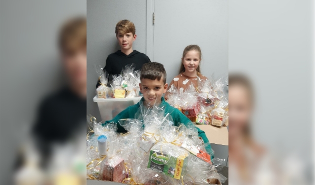 Leerlingen uit verschillende groepen met de versierde theedoosjes.