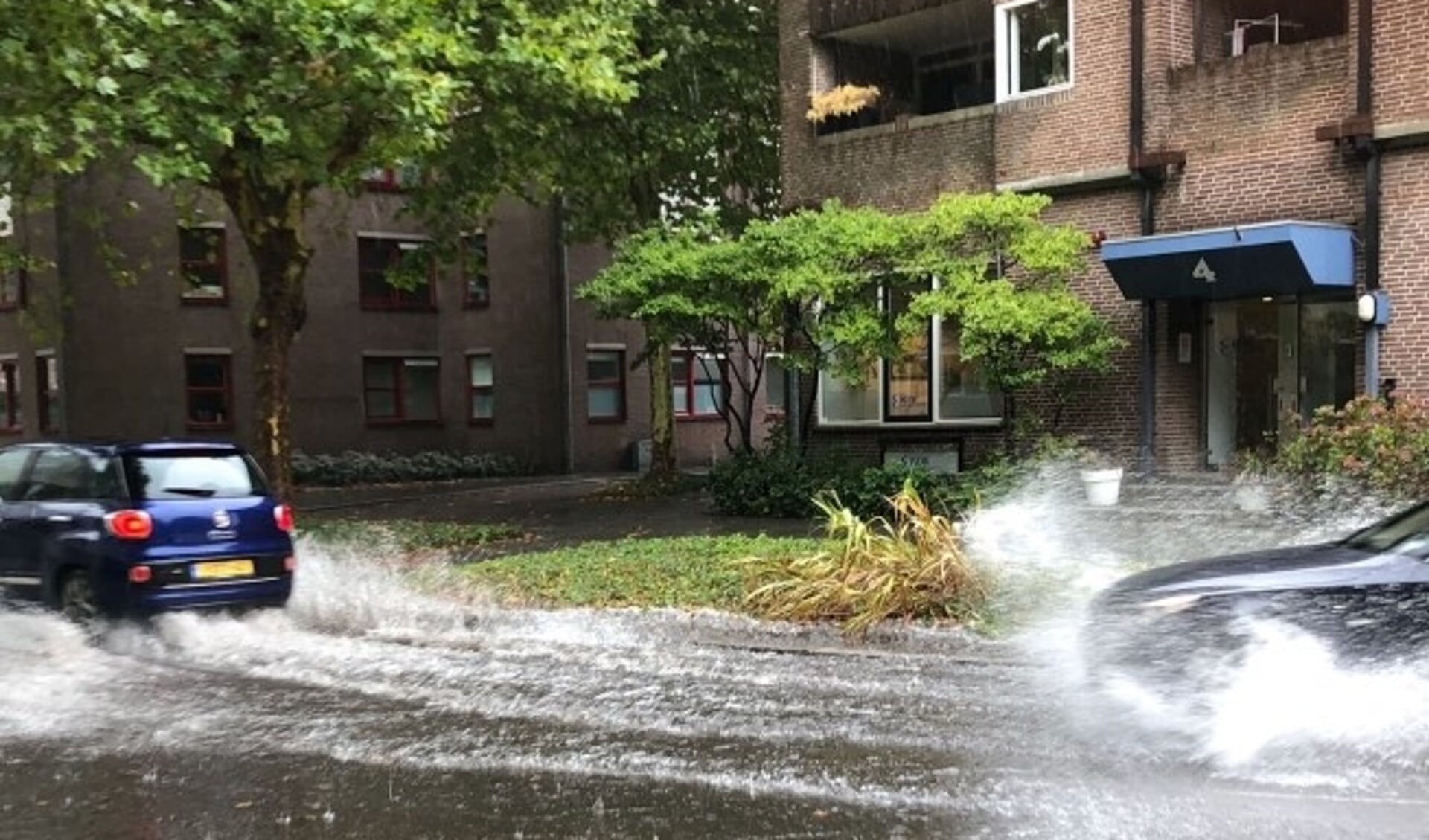 Wateroverlast in de Laan Nieuwer-Amstel na een hevige regenbui.