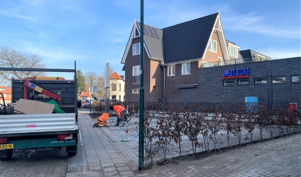 De hekjes worden geplaatst op het parkeerterrein bij de Nieuwstraat.