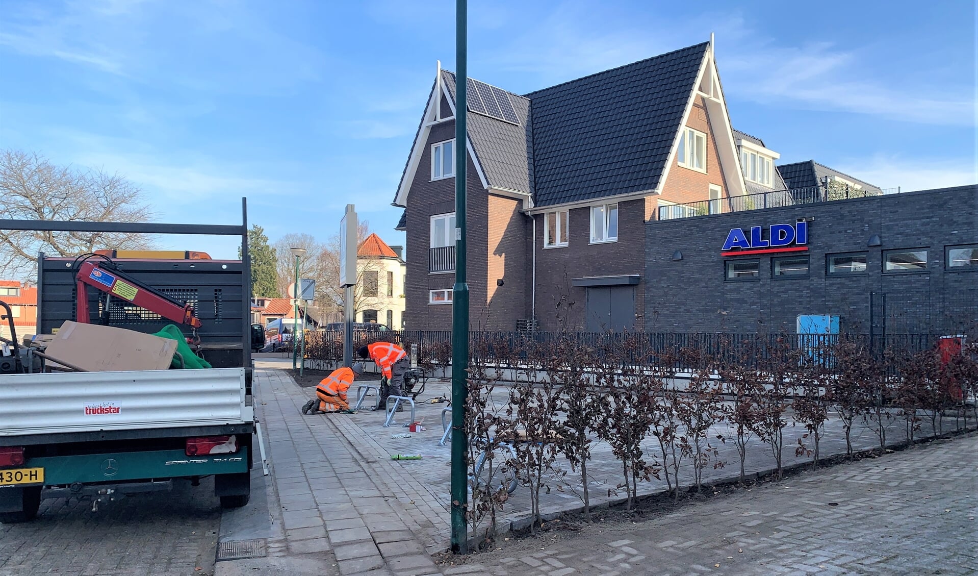 De hekjes worden geplaatst op het parkeerterrein bij de Nieuwstraat. 