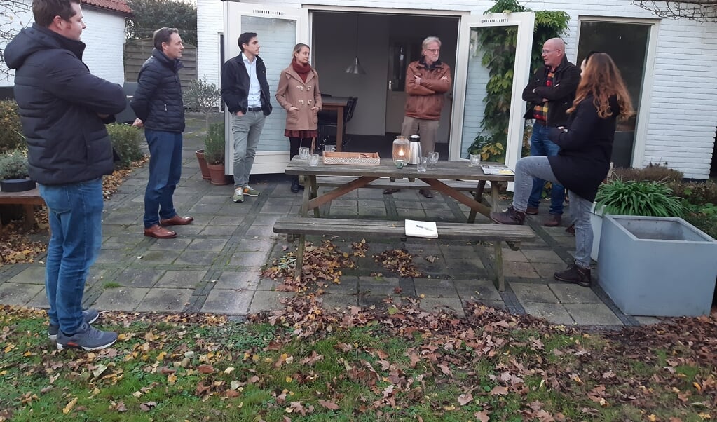 Bezorgde bewoners van de Julianalaan in gesprek met de VVD-raadsleden Klaas Roskam (midden met bruin leren jasje) en Henk Lonink (rechts naast Roskam).