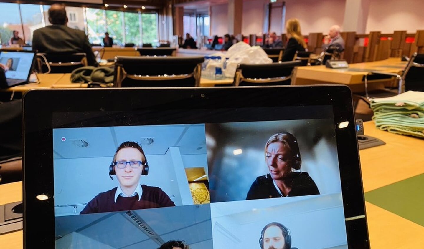 De gemeenteraad, deels op afstand en deels 'fysiek' in overleg.