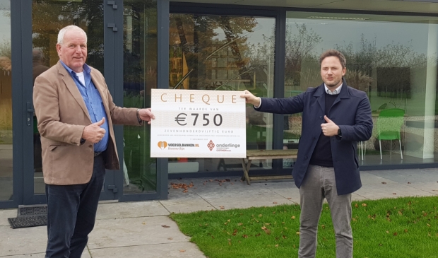 Kees Mocking, Onderlinge Verzekeringen, overhandigt cheque aan Freddy Scherpenzeel, Voedselbank
