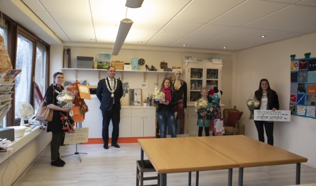 <p>Ina Zwambag, burgemeester Bouwmeester, Monique Hoogervorst, Veerle van der Kooi en Melvina Pampus (foto: Christa Buikstra).</p>