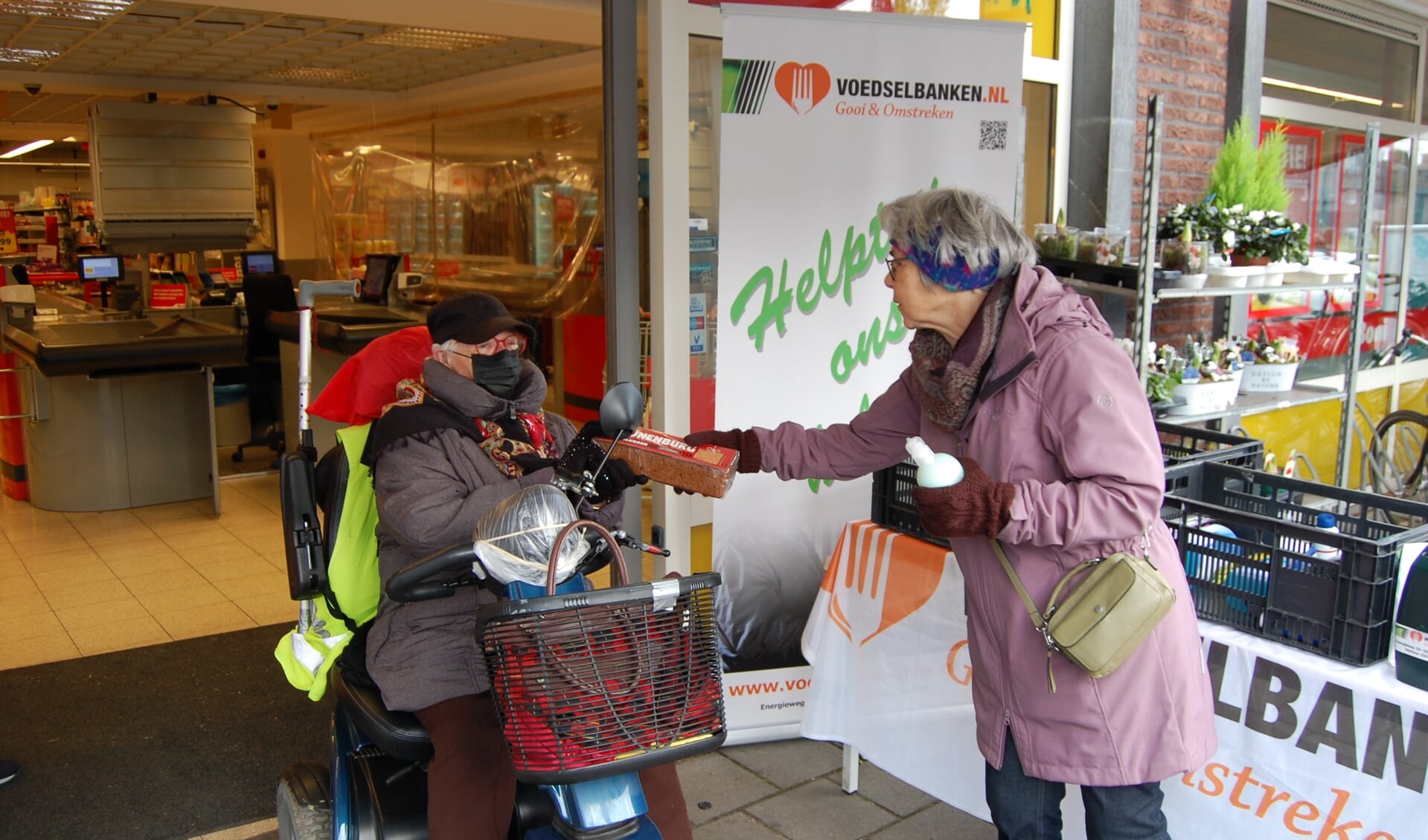 Vrijwilligers nemen de artikelen voor de voedselbank in ontvangst. 