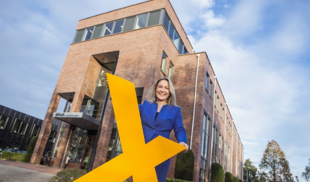 <p>Advocaat-partner Claudelle Schimmel-Blom bij het bedrijfspand van Axius Advocaten & Mediators in Veenendaal.</p>