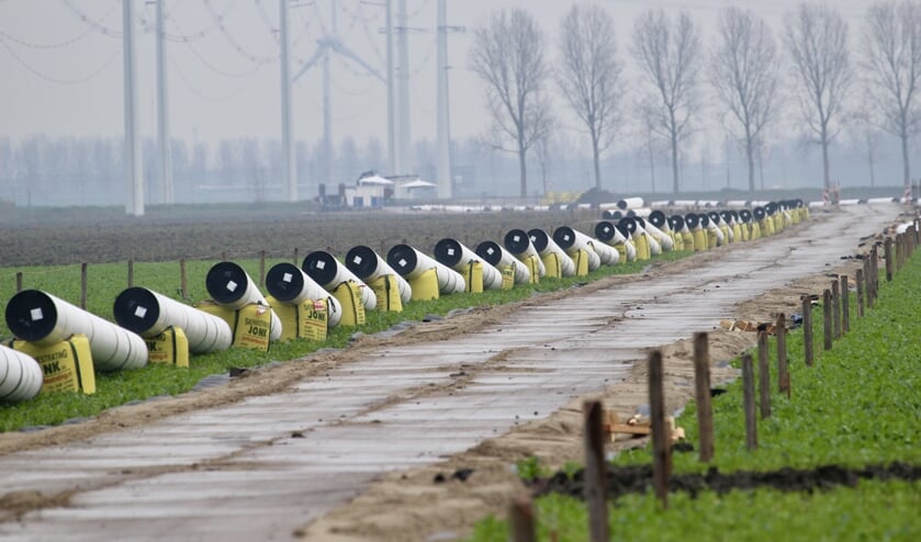 Buizendelen langs De N207 in het weiland tussen IJweg en Hoofdweg.