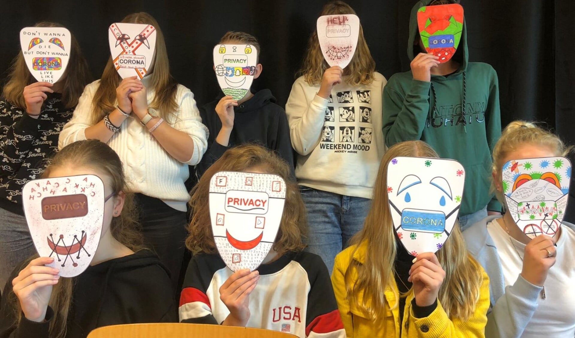 Leerlingen van de Waldheim met hun zelfgemaakte privacymaskers.