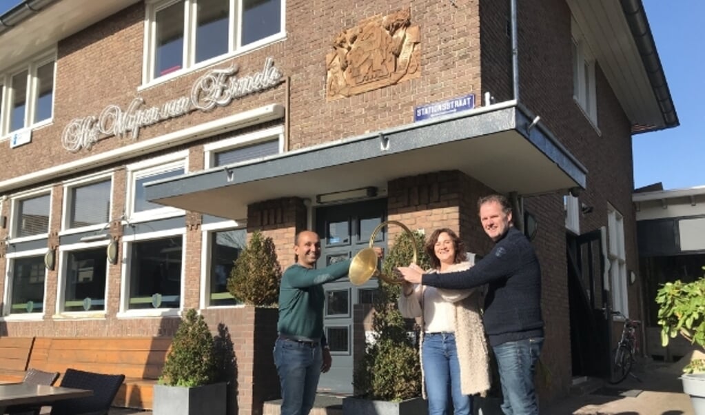 Sanjay Kowlesar stopt in Ermelo en overhandigt de sleutel aan nieuwe uitbaters Karin Hogendoorn en Henri Pijnenburg. (foto: Marco Jansen)