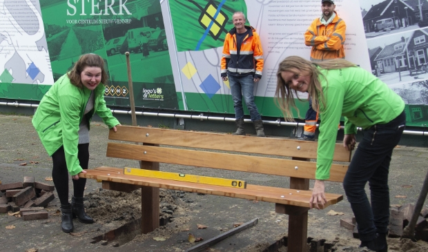<p>Marlène Hogervorst (links) en Lyda Rodenhuis letten er goed op dat de bankjes waterpas staan.</p>