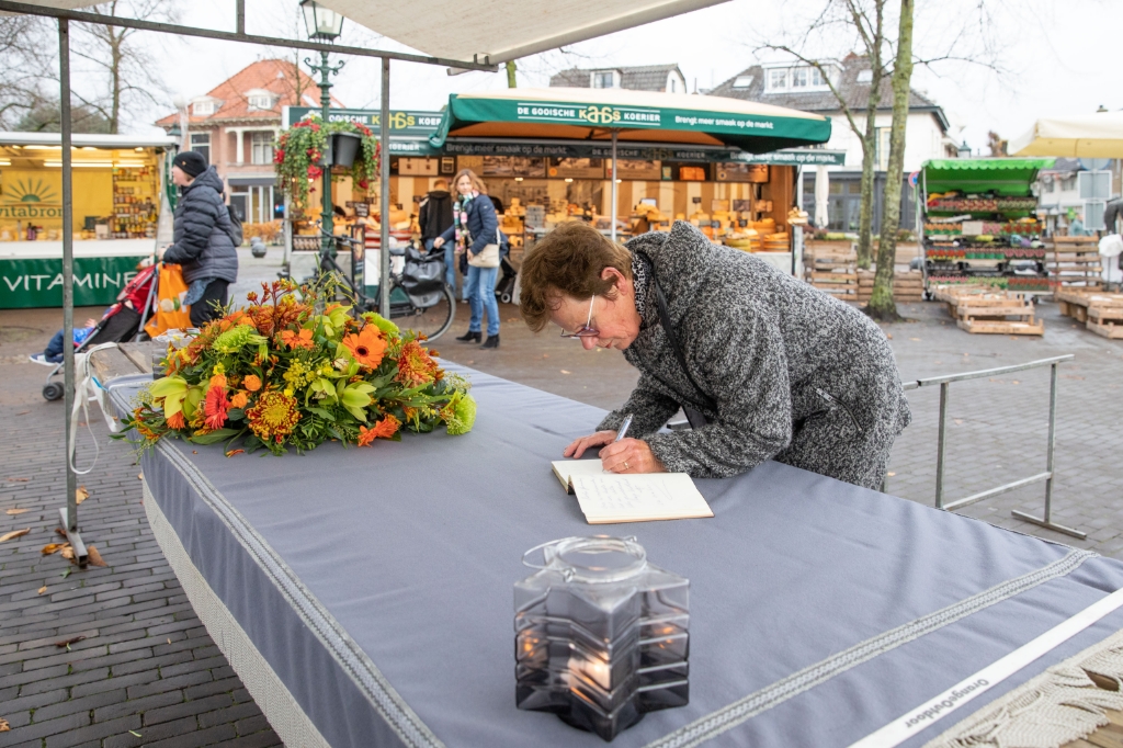 <p>Baarnse marktkooplui hadden afgelopen dinsdag een mooi bloemstuk op de kraam van marktman Elbert Lamers gelegd waar trouwe klanten het condoleanceboek konden tekenen.
</p>