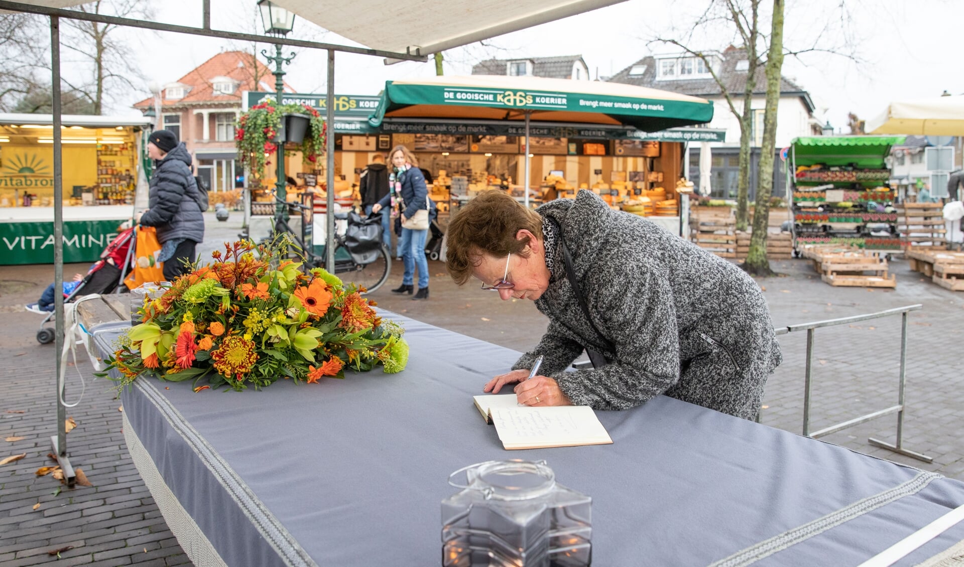 Baarnse marktkooplui hadden afgelopen dinsdag een mooi bloemstuk op de kraam van marktman Elbert Lamers gelegd waar trouwe klanten het condoleanceboek konden tekenen.
