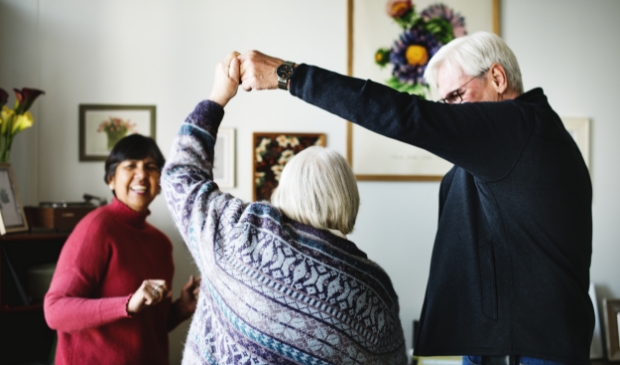 <p>Dansen in de kamer met echtpaar op anderhalve meter afstand</p>