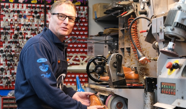 <p>Schoenmaker Rob Slijkerman bij Hakky in de Grand Passage tussen Polderplein en Kruisweg</p>