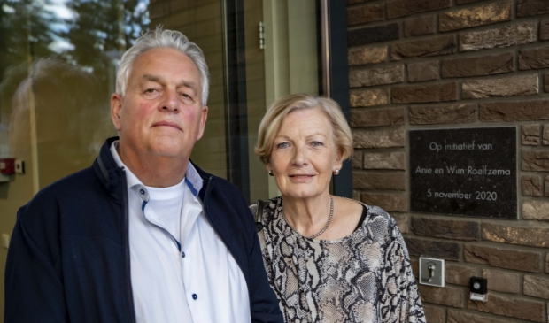 <p>Initiatiefnemers Wim en Anie Roelfzema hebben een plaquette in de muur van het nieuwe hospice De Cirkel voor de Alblasserwaard in Papendrecht onthuld. </p>