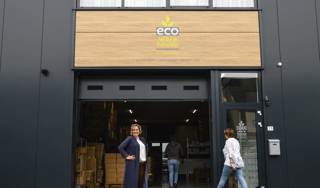 Ellen Visser voor het bedrijfspand van Eco Warehouse op bedrijventerrein Harselaar-Zuid.