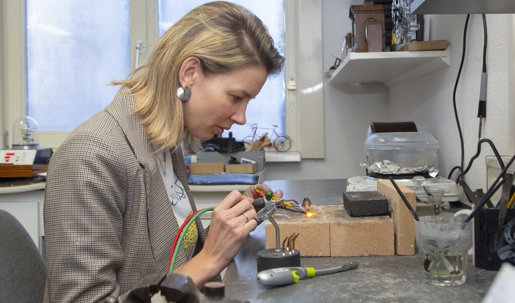 Marieke Wallet ontwerpt en maakt sieraden bij Kaasschieter Juweliers in het centrum van Barneveld.