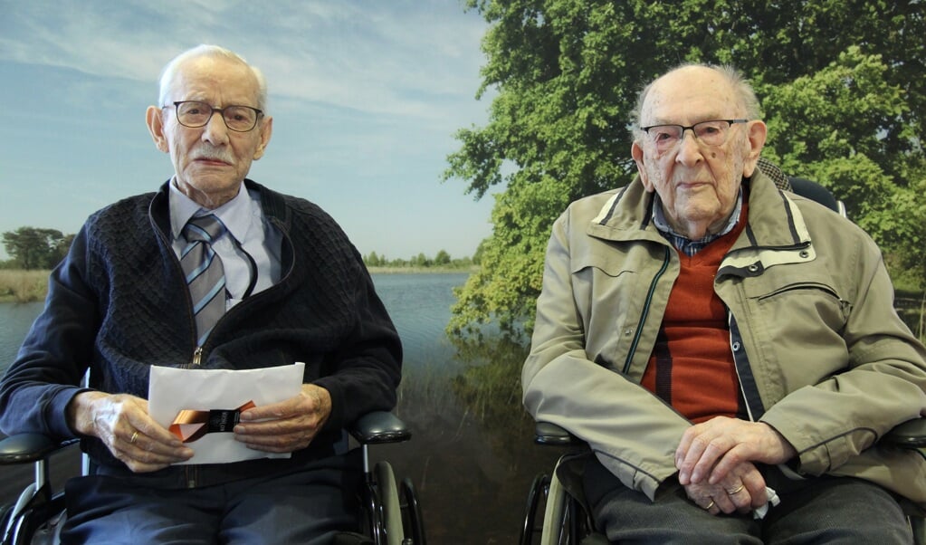 Links de jarige meneer Vermeulen (100 jaar) en rechts meneer Wallet (bijna 105 jaar).