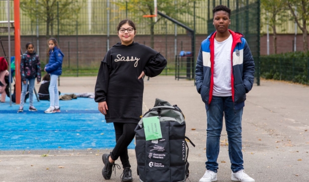 <p>Leerlingen van De Wadden Molenwijk doen in de grote pauze spelletjes met een buurtsportcoach van SportSupport, de JOGG-Tas helpt daarbij.</p>