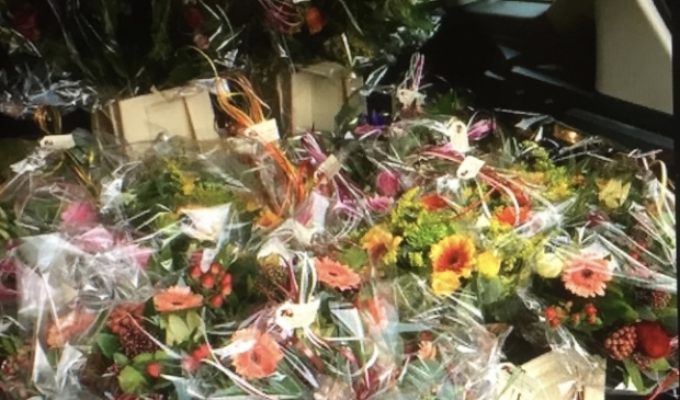 Hele vrachten bloemen vonden hun weg.