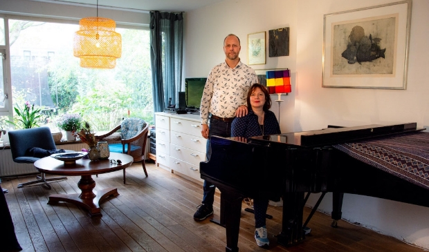 <p>Het Edese echtpaar Micha van Weers en Robbert Muuse: ,,We hebben de dubbele pech dat we allebei beroepsmusicus zijn.”</p>