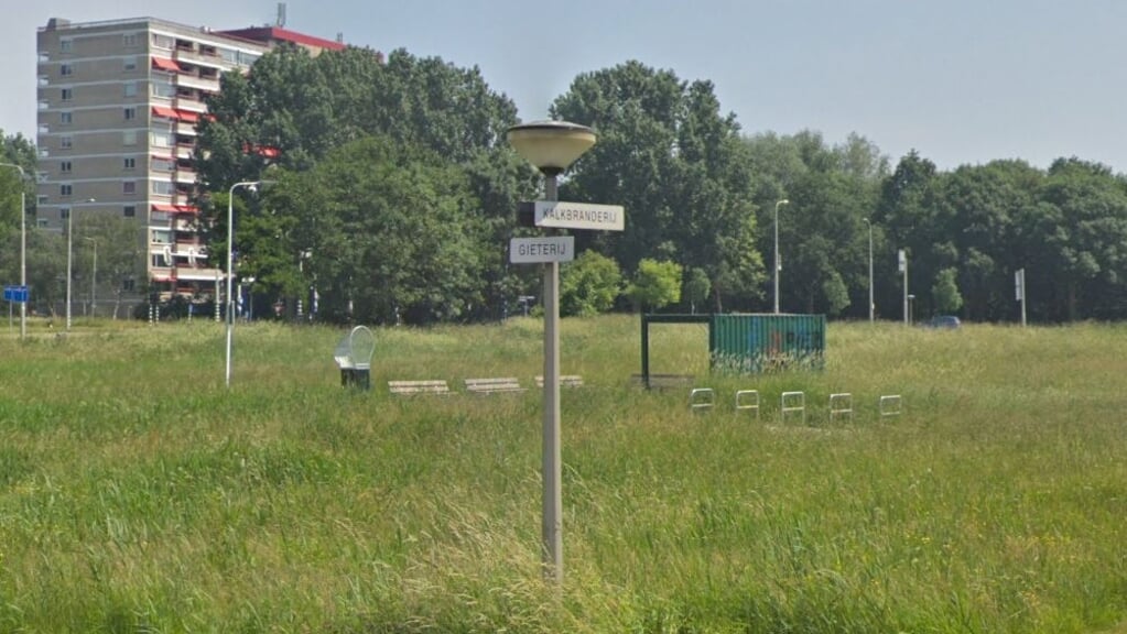 Op het terrein aan Kalkbranderij, hoek Bovenkerkerweg en Zetterij. moeten circa 100 tijdelijke woonunits komen. Op deze locatie staat nu een jongerenontmoetingsplek.