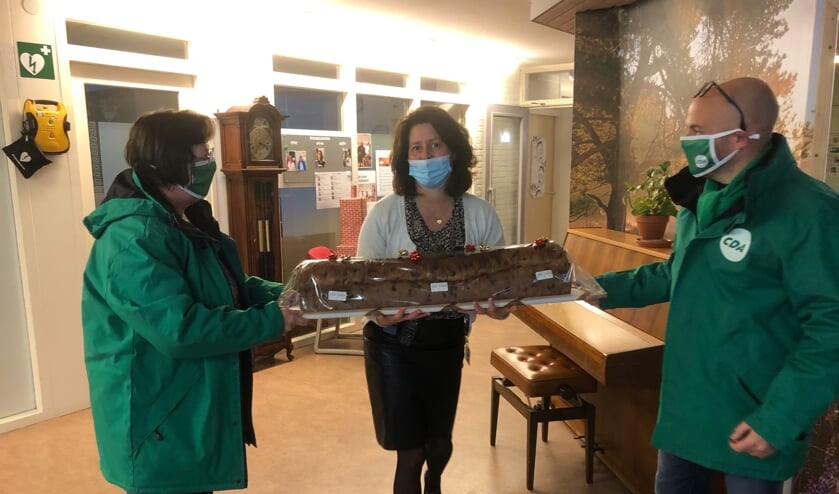 overhandiging van krentenbrood