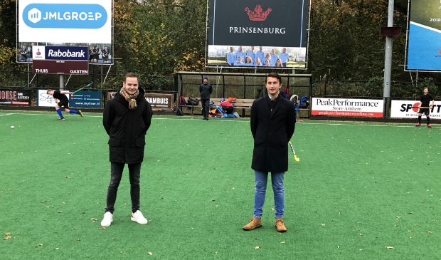 <p>Floris - Jan den Houting en Patrick Bruijnes (rechts) op het veld waar zij het liefst vertoeven.</p>
