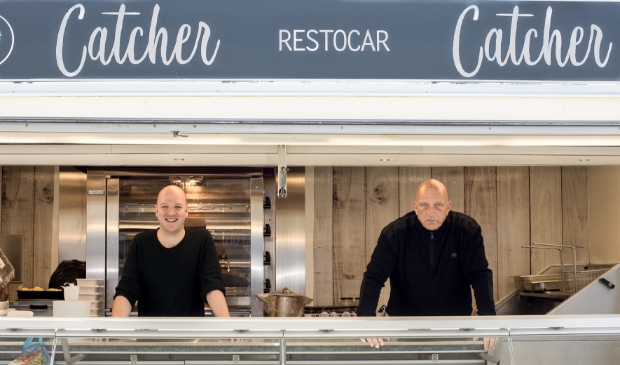 <p>Remco Slijkhuis en Herman den Blijker in de Restocar aan de Lorentzstraat in Ede</p>