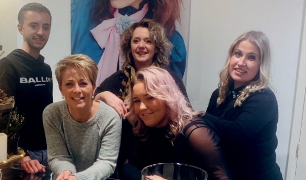 <p>Het team van Haarmonie: Jordi, Inge, Manuela, Bo en Melissa (vlnr). </p>