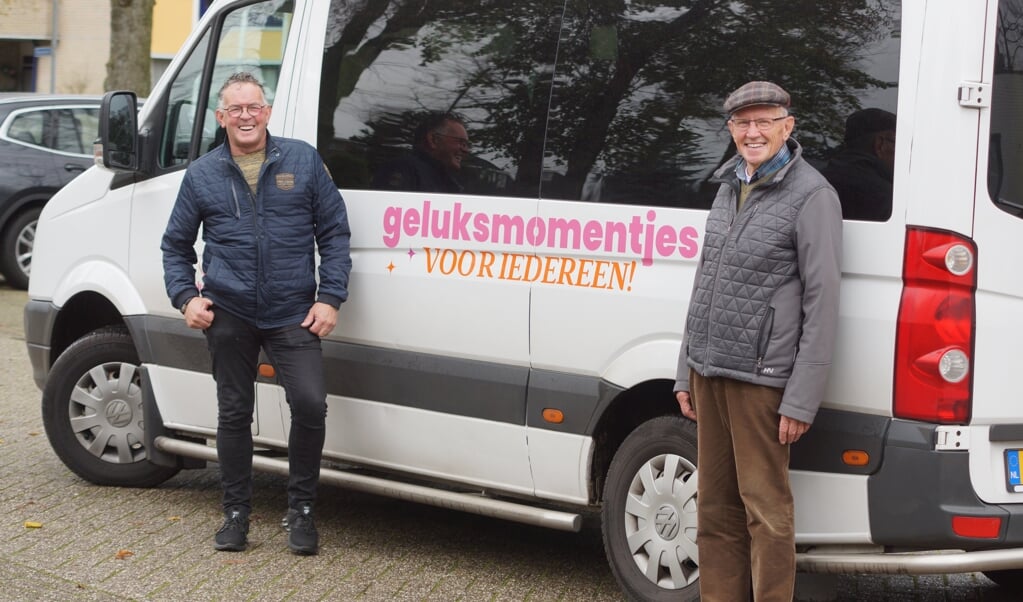Reinald Arendsen en Jan van Oostende rijden op de bussen van stichting Gelukkig Ouder Worden. De stichting is op zoek naar meer 'Gelukskoeriers'.