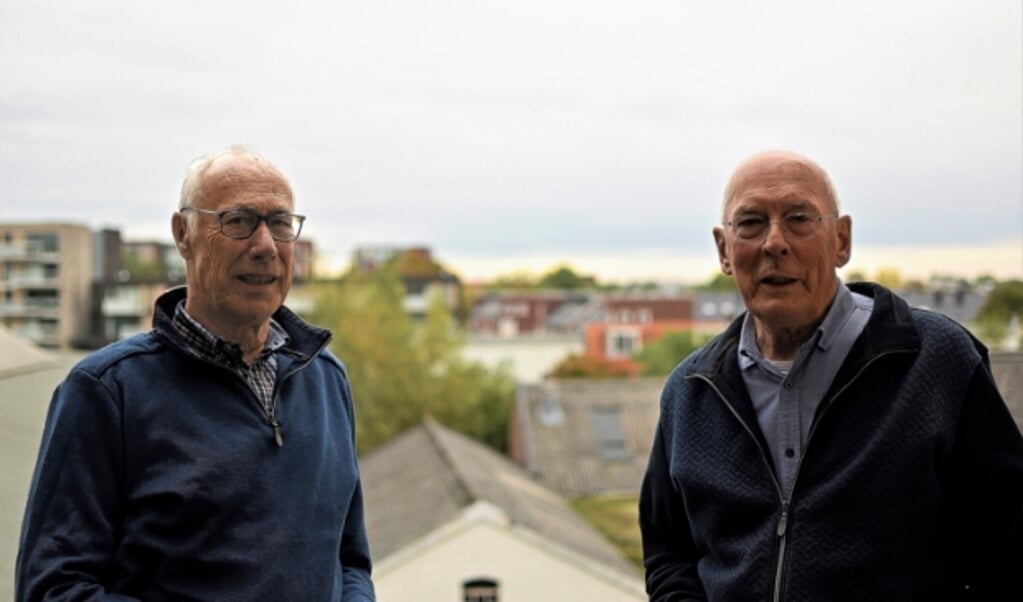 Sjaak Meijer (l) en Mees Bos lopen te hoop tegen de gemeentelijke plannen voor de woonomgeving aan de Parallelweg. Die zijn anders dan dat ze zagen. Op basis daarvan kochten ze hun appartement. (Foto: Siem van Eck)