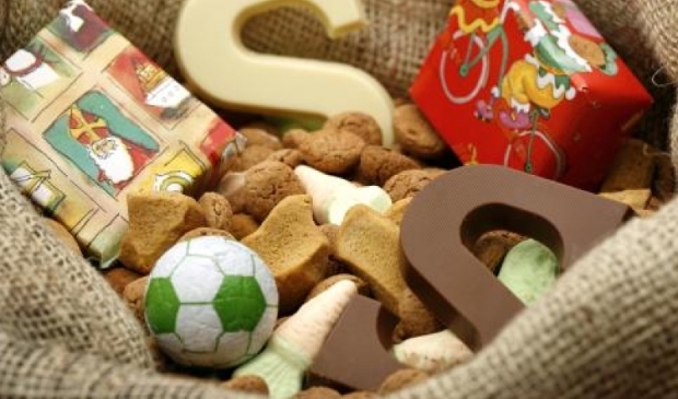 Een zak met kruidnoten en cadeaus